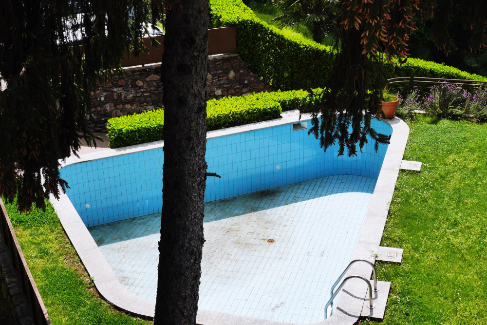 Construction de piscine enterrée : ce qu'il faut savoir avant de se lancer